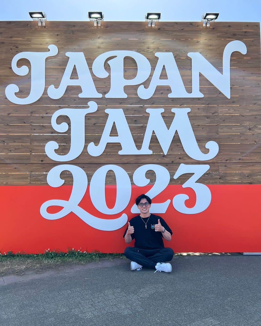 船越涼太のインスタグラム：「. JAPANJAM 2023 5/4  完全にフェスにハマった🤙 ロッキンかライジングサンにUVERが出るなら行きてえ🌄  トリで夜のアジカンはまじでエモすぎた🌃 ソラニン〜転がる岩、君に朝が降るはほんとに最高過ぎた。入りのギターで唸った🎸まじでめちゃくちゃ良い気持ちになれた🫶  . ✍️UVER命 ✍️UVER=人生  #japanjam #ロック#ロッキン #フェス #蘇我 #夏フェス#uverworld #アジカン #エモい #gw #毎日楽しい #人生謳歌」