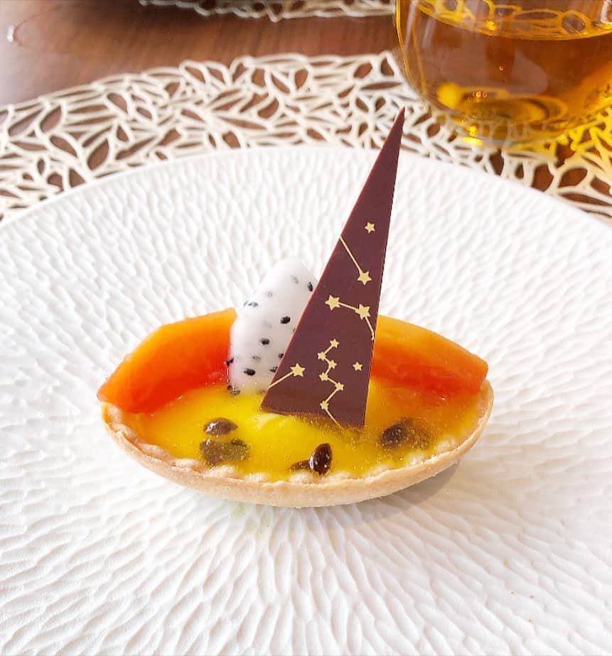 榊山敬代のインスタグラム：「🫖🍔🥪🧁🩴… ・　　 つづき  たのしみにしておりましたのは アフタヌーンティータイムの巻  ドリンクから軽食すべて おかわり自由なのですが 天国すぎて食べすぎない ようにドリンクだけ３種 類程いただいてみました  画像の順番たち バラバラですが  ミニハンバーガーや 海ぶどうが添えられ たミニサンドなどに 始まりスイーツまで  特にビーチサンダル のプチケーキさんは かわゆすぎて最後ま で眺めてパクッの巻  お腹も心もいやされる 午後のひとコマでした  たのしみタイムは 夜の部へとつづく  #クラブインターコンチネンタル #ANAインターコンチネンタル石垣リゾート #anaintercontinentalishigakiresort #クラブラウンジ #Clublounge #ANAインターコンチネンタル石垣リゾートクラブラウンジ  #ホテル大好き #Hotel  #アフタヌーンティー #trip #travel#旅 #旅行 #海 #Sea  #afternoontea #sweets #tea #日本画家 の #外出こんなもん #最近ついてる #毎日がスペシャル #人生一度きり #人生楽しもう #人生思い出づくり #人生は素晴らしい #石垣島 #ishigakijima #石垣島好き #お誕生日」