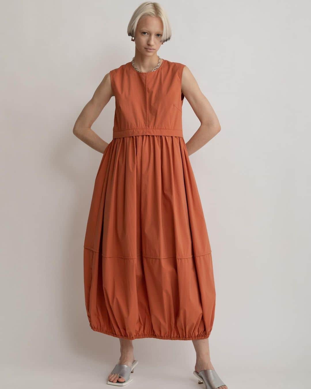 AULA AILAのインスタグラム：「【2023 HIGH SUMMER COLLECTION】  BALLOON ONE PIECE COLOR ORANGE SIZE 0 ¥23,100  程よい厚みとハリ感のあるコットンナイロンタフタの素材を使用した、立体的なフォルムが特徴的なワンピース。 すっきりとコンパクトな身頃と、ボリューミーなスカート部分の対比が印象的。 ウエスト切替位置は高めに設定し、スタイルアップも期待できます。  ✔️AULA AILA OFFICIAL WEB STOREにて HIGH SUMMER COLLECTIONアイテム展開中！」