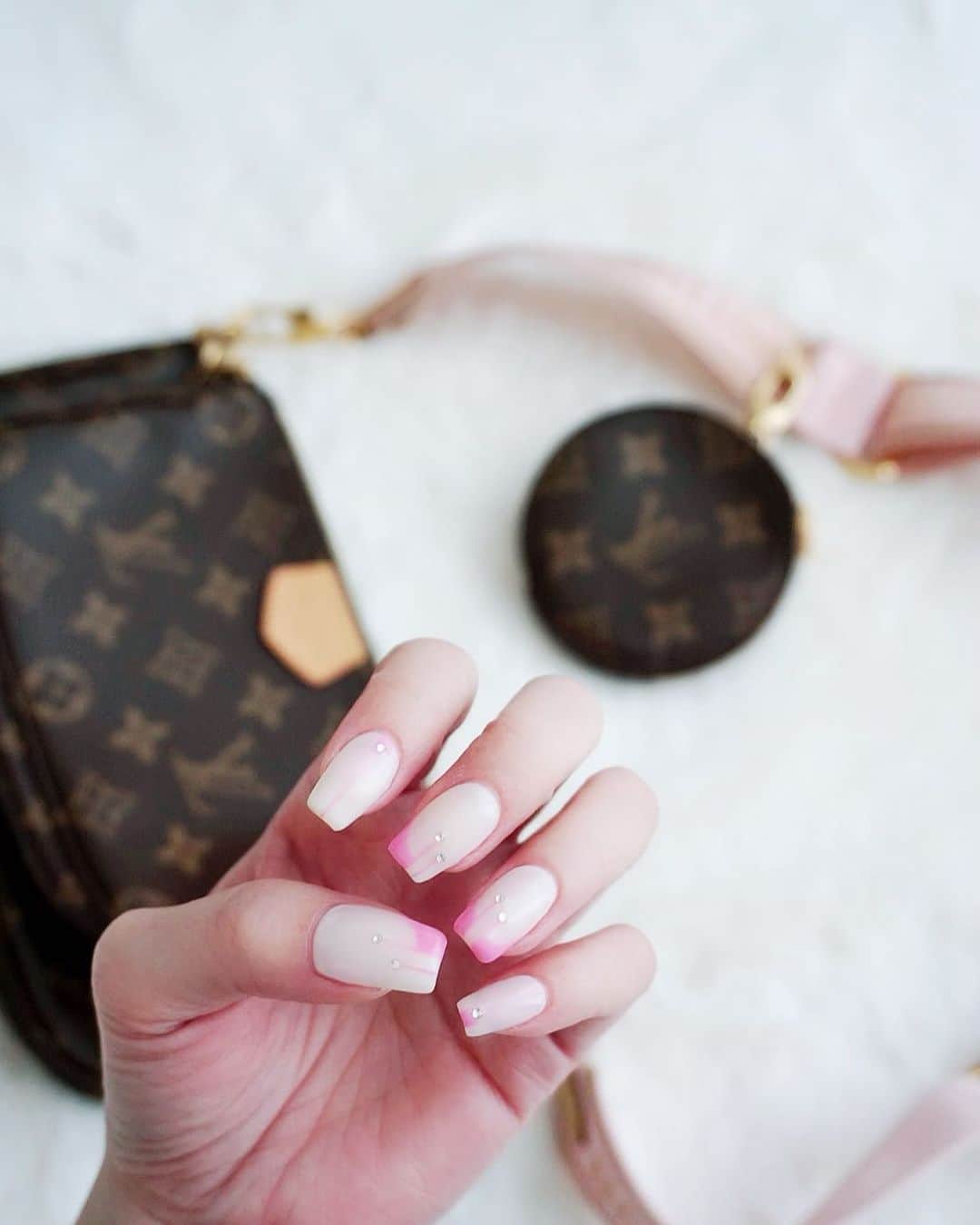加賀美早紀のインスタグラム：「ネイル行ってきた💅 可愛いとテンション上がるーーー❣️ しかもピンク🩷 @n7_nail 今日もありまと💋  #nails #nailart #naildesign #ネイル #ネイルデザイン #ジェルネイル #ピンクネイル」