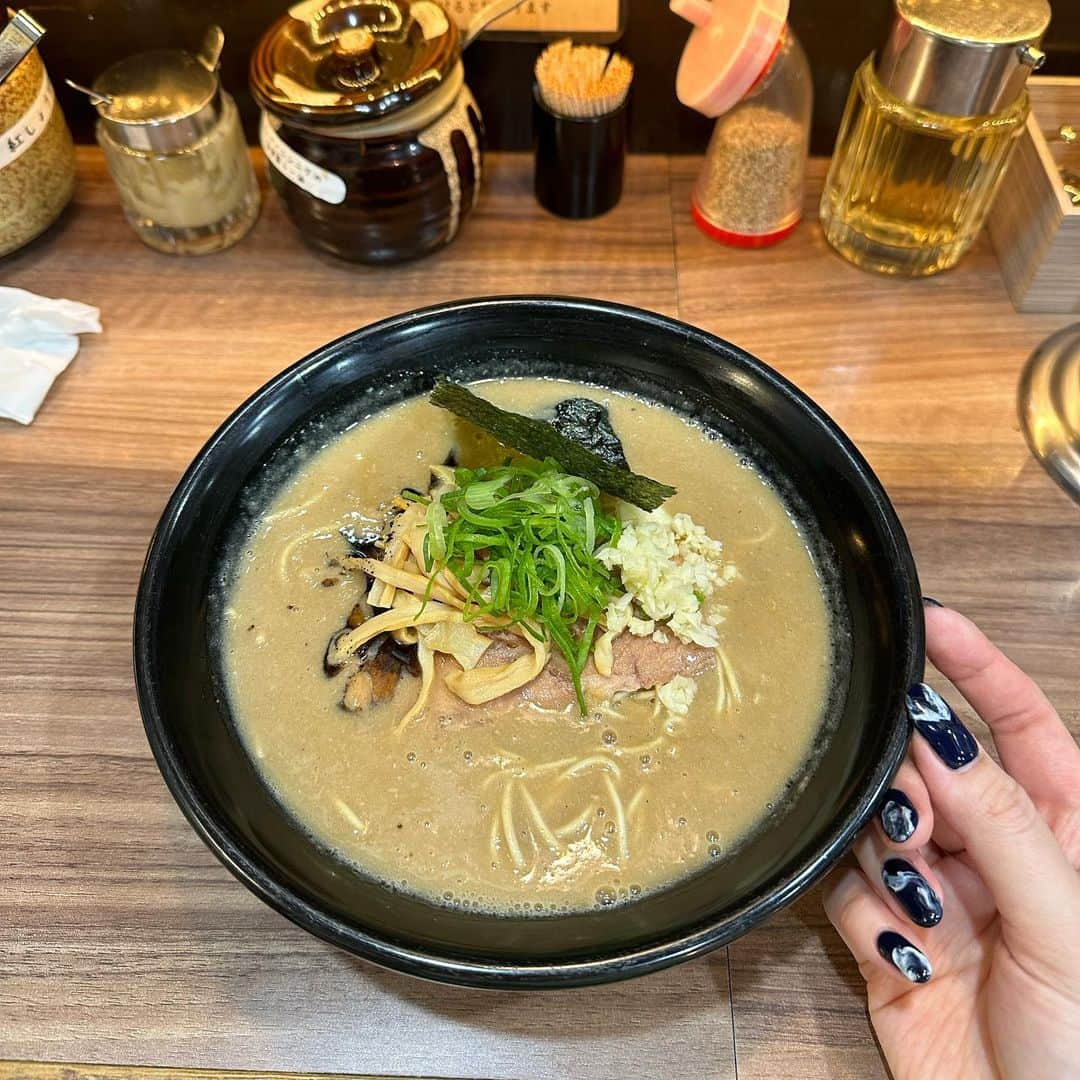 森美生のインスタグラム：「新所沢駅から徒歩10分のところにある 特製ラーメンはせがわ🍜  美生が食べたこってりラーメンはどろっとしたスープが麺に絡んでてすっごい濃厚なの🐖　 豚骨ラーメン好きにはたまらない🥰  2周年のイベントで無限替え玉チャレンジをやっていたから挑戦してみたけど替え玉できませんでした笑  ライスがサービスで置いてあってふりかけなどもあるので良心的🍚  PR @tokuseiraumenn #こってりラーメン #特製ラーメンはせがわ #所沢ラーメン #所沢グルメ #新所沢グルメ #新所沢駅 #新所沢ラーメン #埼玉ラーメン」