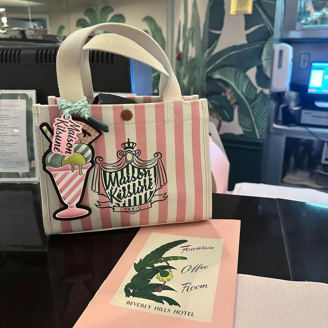オランピアルタンのインスタグラム：「@thehotelolympia x @maisonkitsune mini tote bag in its natural habitat 💕🌴🌞 #bhh #thehotelolympia #maisonkitsune #sweetsouvenirs」