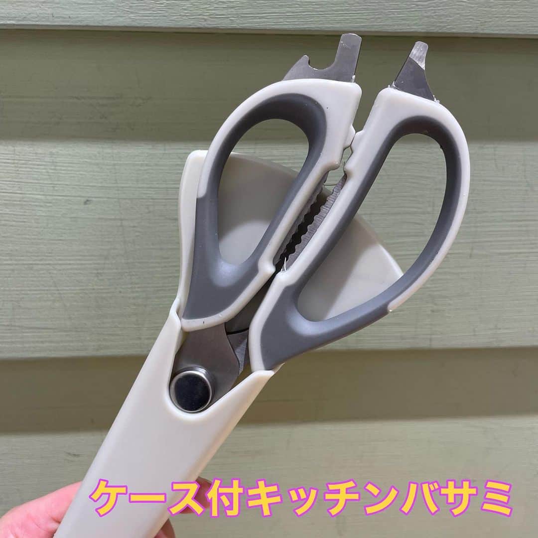 3COINS lN LUMINEのインスタグラム：「こんにちは！ 3COINS ルミネ北千住店です✂️  本日は新商品をご紹介します！  ⚫︎ケース付キッチンバサミ　　500円（税込550円）  ハサミのサイズ（約）:長さ22.6㎝×幅8.3㎝  このキッチンバサミ、6wayも使える多機能バサミになっております😆食材のカットはもちろん栓抜きや野菜の皮むきにも使えるんです♪ また、ケースにはマグネットもついていて便利に収納できます！  他にも多くの商品が店頭にございます！是非手に取ってご覧ください🦋  ⚠️店舗により在庫状況が異なります。お気軽にお近くの店舗までお問い合わせください。  #3coins #スリコ #キッチンバサミ」