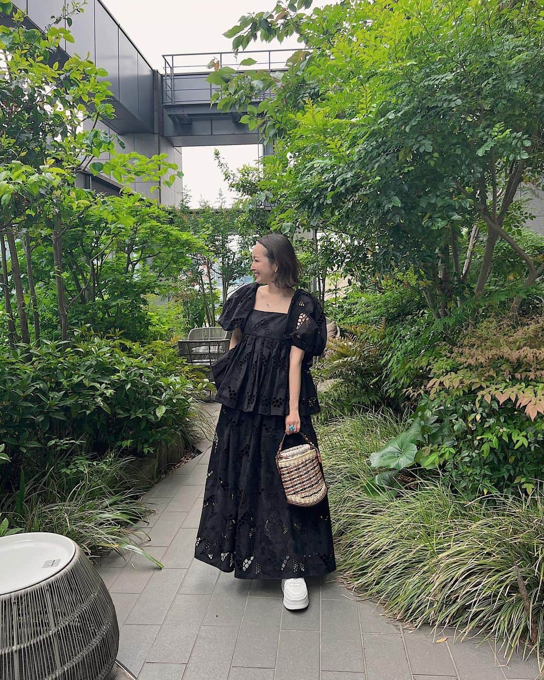 翁安芸のインスタグラム：「🌿🍃🌤️  Top and skirt #mylan #マイラン Bag #delvaux #デルボー Sneakers #celine #セリーヌ」