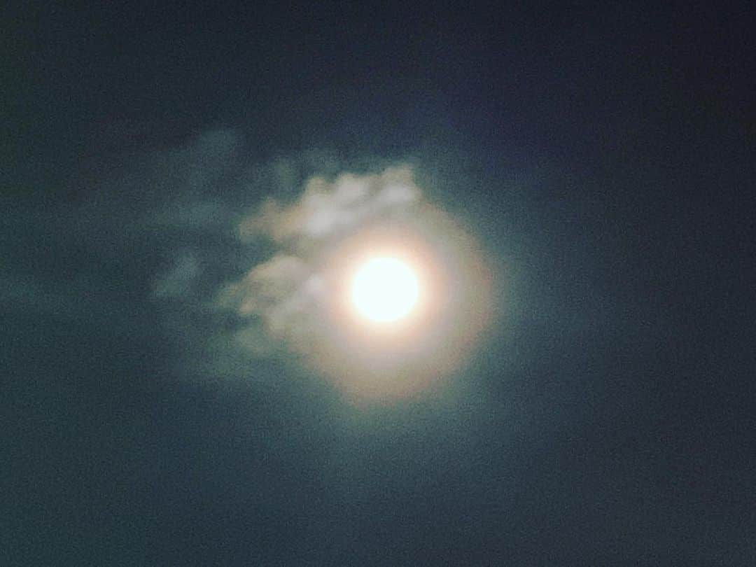 のインスタグラム：「昨日のこどもの日満月だったんですね。 なんだか素敵に感じました。 皆様はGWを楽しんでいますか？？ #満月　#fullmoon」