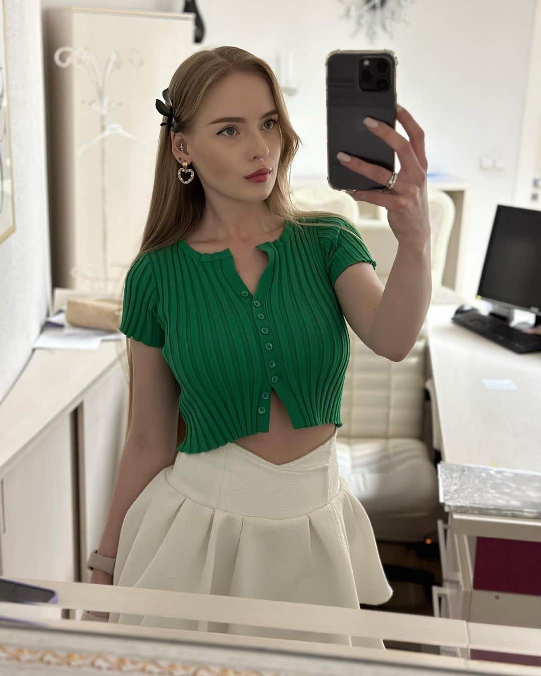 オクサナ・ネベセラヤのインスタグラム：「Работа, на которой никогда не соскучишься.  Вчера в Национальной школе красоты прошло открытие фотовыставки №3.  Тема проекта – экология.  Вечер объединил в себе разные виды искусства: фотографию, музыку, моду, живопись.. и напомнил о том, что человек и природа должны быть в гармонии.」