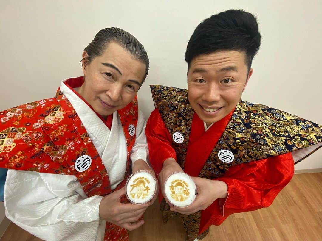 吉本新喜劇のインスタグラム：「「吉本新喜劇・新座長 #アキ #吉田裕 」ゴールデンウィーク限定！！！ #笑ラッテ 〜5/8(月)まで発売中🦄🫧  ぜひこの機会になんばグランド花月1階 タリーズへお立ち寄りください☕️」