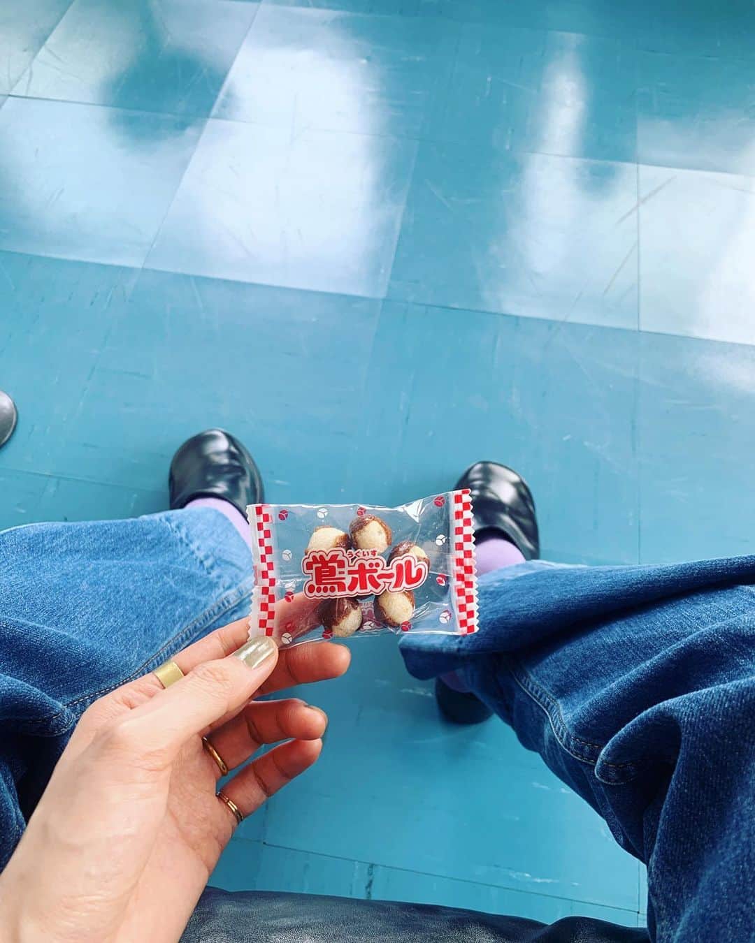 小谷実由のインスタグラム：「オットに大阪で鴬ボール買ってきてと頼んだら訳あり無選別だけど少量ずつ小分けになった気の利いたバージョン買ってきてくれて嬉しい。これで慌てて沢山食べなくて済む。パッケージも愛しい まじで無選別すぎて、目を疑う2粒しか入ってない袋から、ちょうど良い6粒入りの袋までありました🐦」