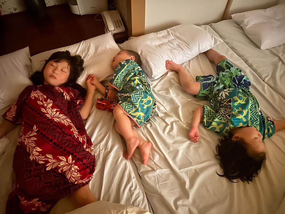 江原千鶴（エハラチヅル）さんのインスタグラム写真 - (江原千鶴（エハラチヅル）Instagram)「GWは家族で、ホテル三日月龍宮城へ‼️  予約が取れず諦めてたけど、毎日何回も検索してたら、キャンセルが出て予約が取れた😆  子供たちにサプライズな旅行にしたから、みんな大興奮✨  プールは必ず寝てしまうとわくん😂💕  お祭りランドも楽しいし、景色最高だし、花火が目の前で見れたし、やっぱり最高だった〜😆🎇  #ゴールデンウィーク#家族旅行#子連れ旅行 #ホテル三日月#龍宮城#プール#木更津 #エハラ家チャンネル」5月6日 16時06分 - eharachizuru