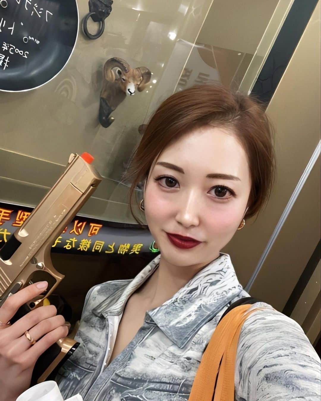 野原くるみのインスタグラム：「明洞で拳銃うってきたよ🔫♥ (動画は音ありなので 苦手な方は音消して下さい) 反動がすごい！ 片手でなんて絶対うてない！笑 得点は150点中90点〜 良いのか悪いのか( ˙0˙)  . . . . . . . .  . .#美容好きな人と繋がりたい#ハーブピーリング#六本木#銀座#西麻布#錦#ミナミ#ススキノ#中洲#北新地#渋谷#原宿#東京 #韓国 #明洞 #Korean #旅行 #instagood#instatravel#fff #fashion #followforfollow#japanesegirl  #Japan#girl#fff#code#likeforfollow#like4likes#Japan#selfie」