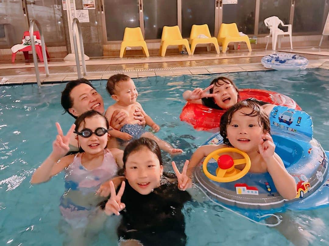 江原千鶴（エハラチヅル）のインスタグラム：「GWは家族で、ホテル三日月龍宮城へ‼️  予約が取れず諦めてたけど、毎日何回も検索してたら、キャンセルが出て予約が取れた😆  子供たちにサプライズな旅行にしたから、みんな大興奮✨  プールは必ず寝てしまうとわくん😂💕  お祭りランドも楽しいし、景色最高だし、花火が目の前で見れたし、やっぱり最高だった〜😆🎇  #ゴールデンウィーク#家族旅行#子連れ旅行 #ホテル三日月#龍宮城#プール#木更津 #エハラ家チャンネル」