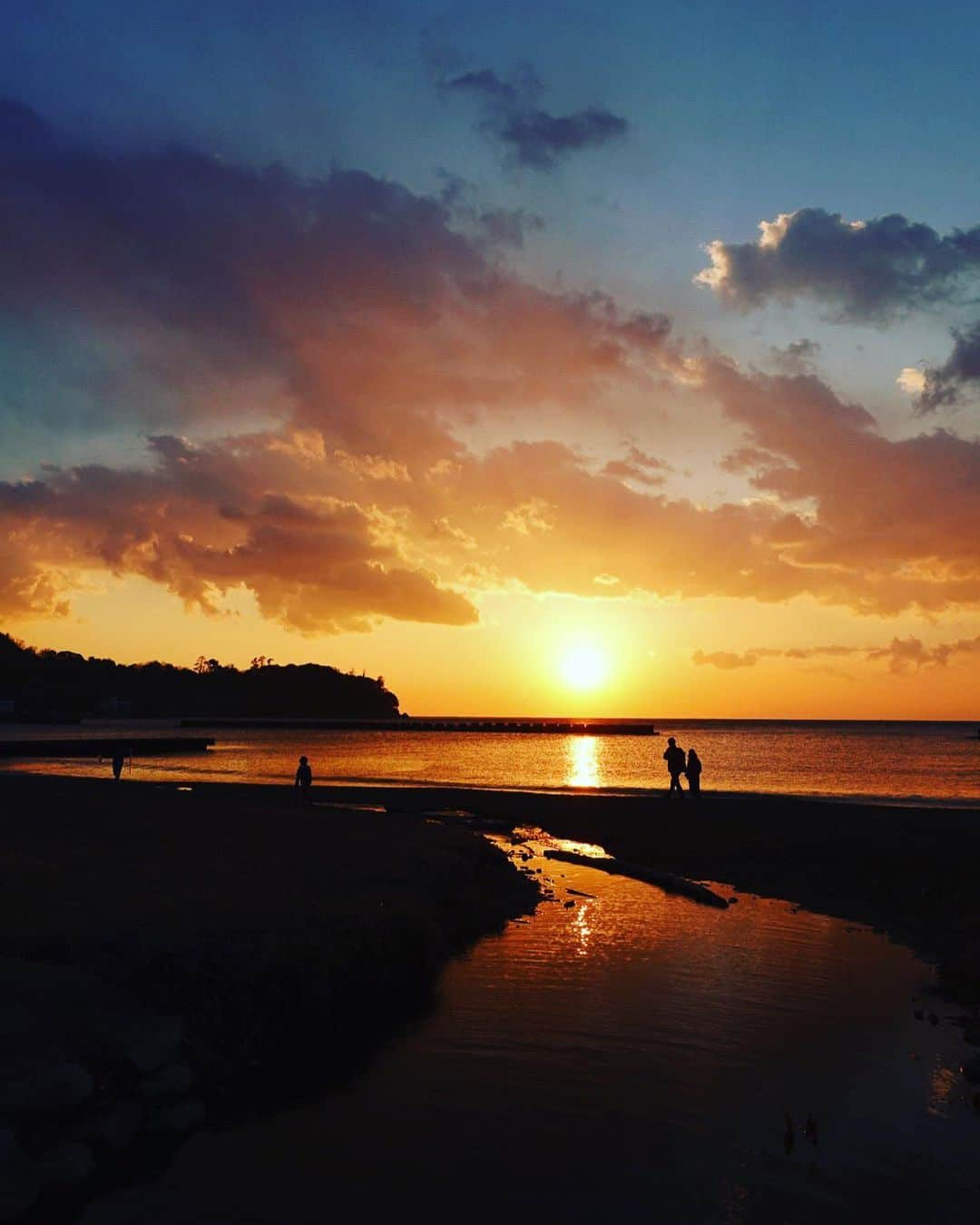 ～IRORIダイニング～ゆとりろ西伊豆のインスタグラム：「西伊豆の夕陽、海と空、茜色に染まる風景は、まさに絶景 ⁡ 太陽が水平線に沈み、残照に照らされる景色は、忘れられない光景に  #夕陽 #夕陽が綺麗 #夕日 #夕陽が好き #sunset #instaview #view #sunsetphotography #茜色の夕日 #instaphoto #instagood #伊豆旅館 #伊豆ホテル #静岡観光 #静岡旅行 #夏休みの思い出 #夏休み旅行 #記念日旅行 #家族旅行」