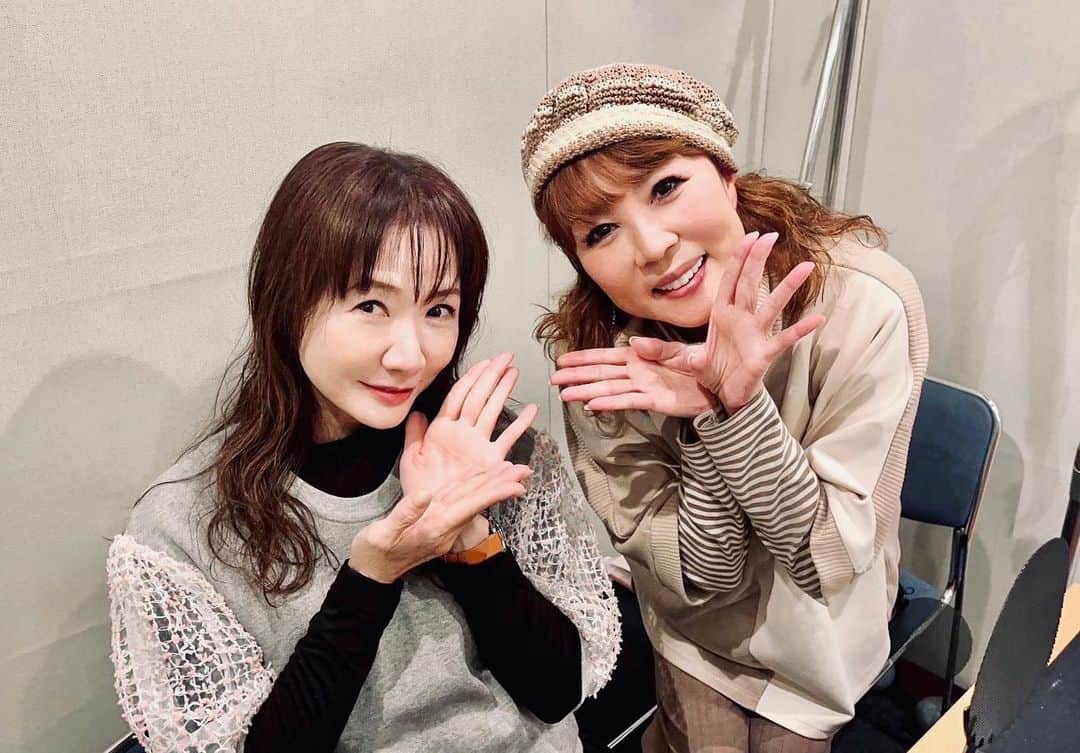 平松愛理のインスタグラム：「⁡ Jazzシンガーの五十嵐はるみさんの番組で久々にお話してきました✨ ⁡ 変わらず可愛い方でしたよ💓 ⁡ 『五十嵐はるみのソー・ナイス』@fmosaka851 FM大阪85.1 ⁡ ⏰5/13(土)9:30~9:55 On Air ⁡ https://www.fmosaka.net/_sites/16782391 ⁡ ⁡ ⁡ ⁡ ⁡ #五十嵐はるみ #fmosaka851」