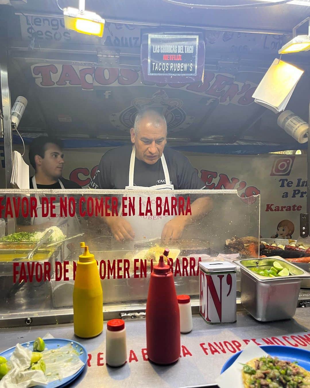 journaleatripのインスタグラム：「early summer  青い空をみていたら 先日の短い旅 メキシコのタコスの香りがよみがえってきた。同じ空の下今日もあのおじさん、 美味しいだろう？ そりゃそうさ、と自信満々に嬉しそうにタコス作っているのだろうなぁと記憶が蘇る。 オーダーすると全てその場で作るバイオーダー式。スーツの人も買い物帰りの女性も みんな出来立てを立ってほうばる。 ラードで焼くからさらにお腹に溜まるのにみんな何枚も食べる。 この景色と味で異国にきたなと実感するし 何だかホッともする。 ちなみにこの日はエリちゃんおススメタコスのハシゴ。 🙏✨🇲🇽」