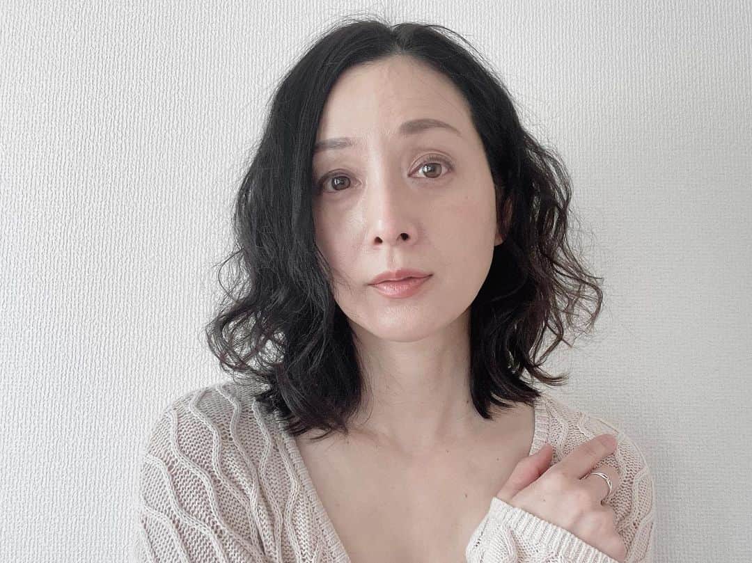 竹中友紀子のインスタグラム：「#髪切りました   GW いかがお過ごしですか？  そう言えば 髪切りました 舞台のために1年伸ばしていた髪をバッサリ  くせ毛との関係に苦戦中… もう少し切ってもいいかなと思っています」