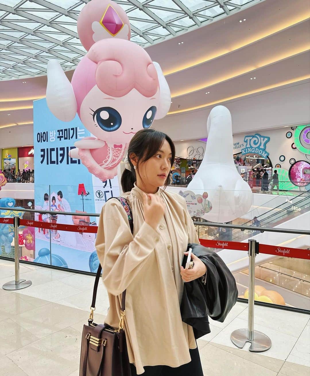 ライムのインスタグラム：「어린이날 겸 어버이날 비를 뚫고 스타필드와서 티니핑 구경하고 띠띠뽀 사기ㅋㅋ 큰엄마가 사준 옷 너무 잘어울려서 다행이댜 점심은 해산물파티🦀🦐」