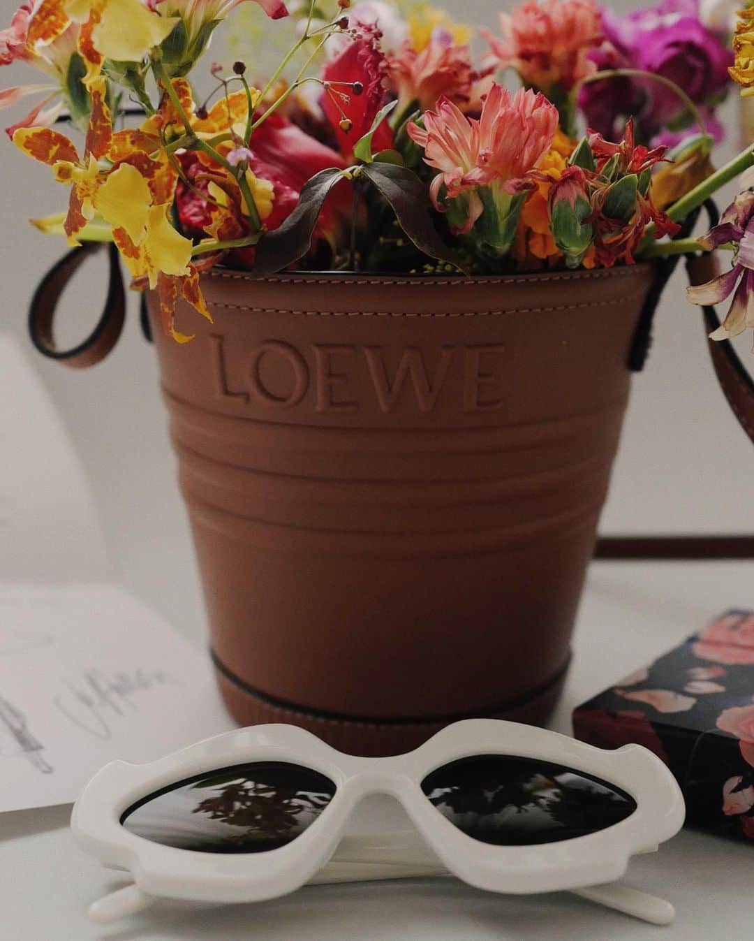 徐琁さんのインスタグラム写真 - (徐琁Instagram)「收到Loewe送的生日禮物💕🫶🏻😍🥹 滿滿的幸福 剛剛自己隨便亂插把包包變花盆了💕😂  Thank you @loewe team 🌸」5月6日 16時20分 - cos55555