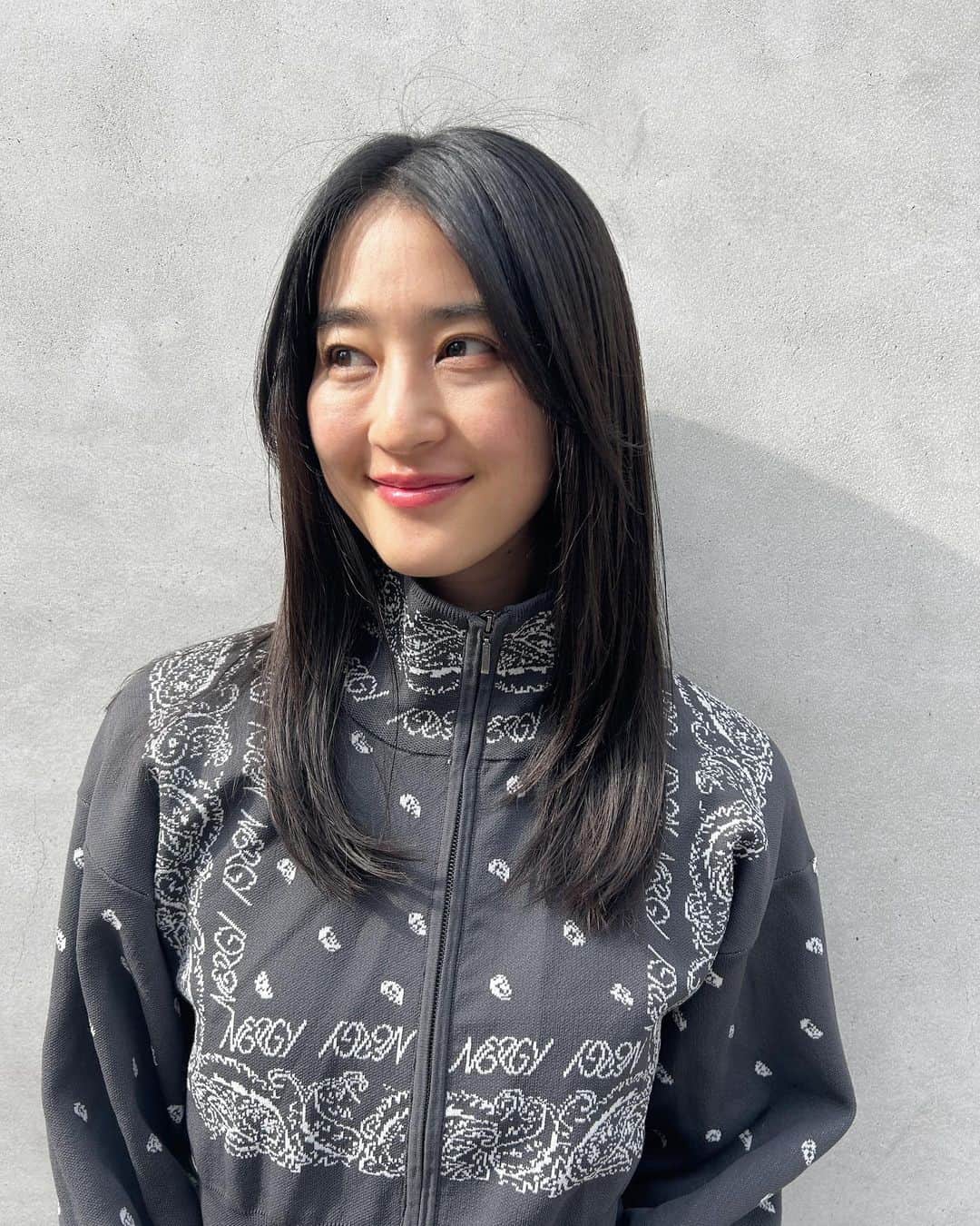 青野楓のインスタグラム：「ジムの〆にトリートメント🖤 さらっさらにしてもらいました。 髪がいい匂いでさらさらだと幸せだ だいぶ髪伸びた🫢  @liiketokyo #liike #代官山美容室 #代官山ヘアサロン #代官山トリートメント #オージュアトリートメント #ヘアケア #ヘアトリートメント」
