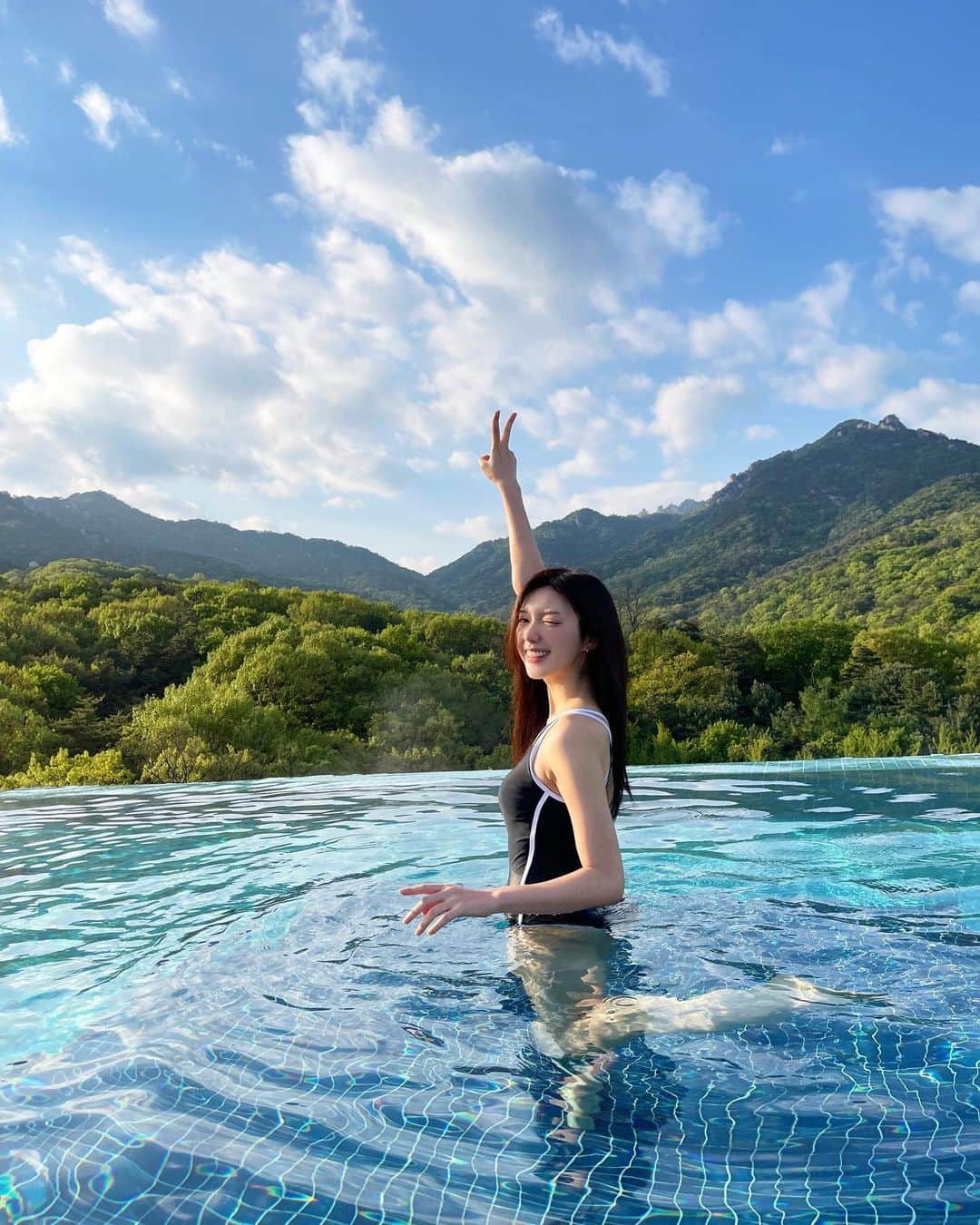 チェ・ソジンさんのインスタグラム写真 - (チェ・ソジンInstagram)「잠은 못 자도 수영 🏊🏻‍♂️🩱🤿」5月6日 16時23分 - ko_woon_