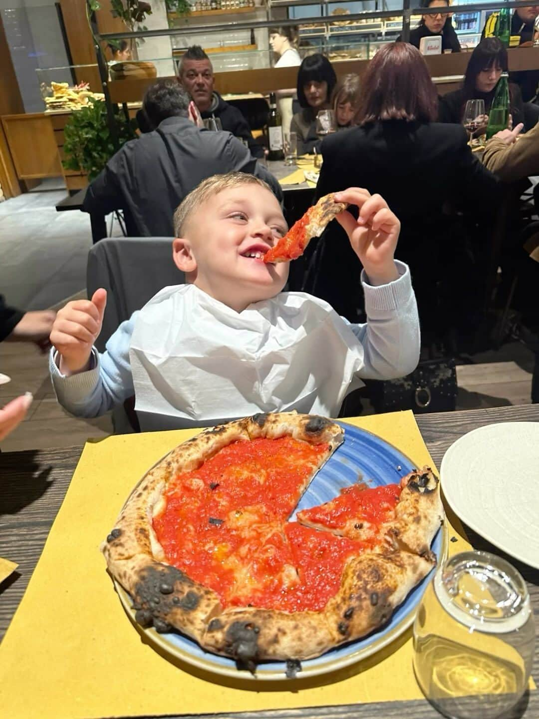 ダニロ・カタルディのインスタグラム：「Su quello scoglio in Maggio è nato un fiore.  E tu sei il fiore più bello del mondo amore mio.  Tanti auguri vita mia,mamma ti ama da pazzi❤️❤️❤️❤️」