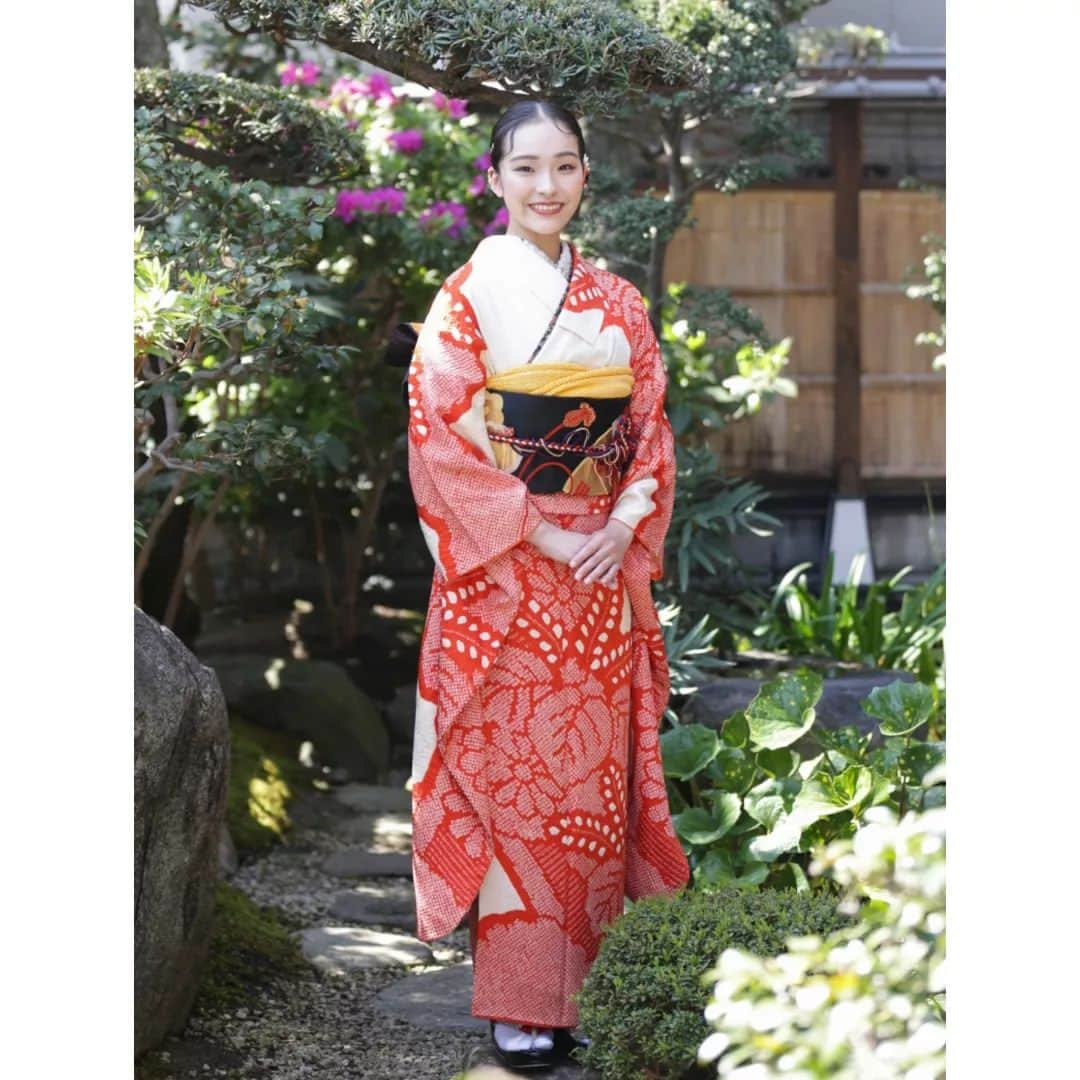 きもの六花さんのインスタグラム写真 - (きもの六花Instagram)「#きもの六花 #六花のレンタルきもの  ・ ・ 成人式前撮り「邸宅プラン」 朱赤総絞り振袖コーディネート ・ ・ 【2024年/2025年 成人式振袖レンタルご予約受付中】 フォトスタジオも併設📸前撮りや、 成人式当日の着付け、ヘアセット、メイクも承ります。 ・ ・ ※お申し込みなどご来店は要予約※ @kimonoricca からHPへ。『下見の予約』フォームよりご予約ください。 ・ ・ ・ #成人式 #成人式振袖レンタル #結婚式 #結婚式コーデ #振袖コーデ #成人式振袖コーデ #振袖レンタル #レンタル #着物レンタル #貸衣装 #着物 #きもの #キモノ #kimono #和装 #着付け #帯結び #ヘアセット #メイク #仕立て #写真撮影 #前撮り #フォトスタジオ #中崎町 #大阪 #六花 #ricca #kimonoricca」5月6日 16時24分 - kimonoricca