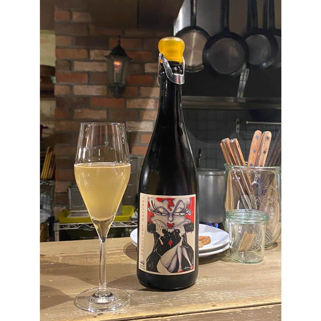 安部ニコルのインスタグラム：「🥂🥷🏻🫰🏻」