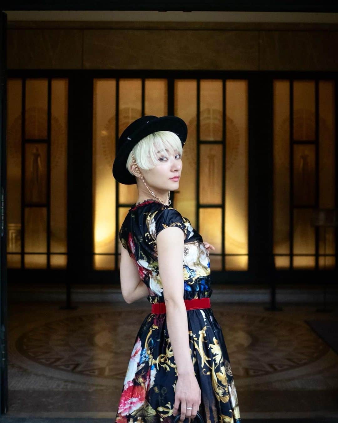 のインスタグラム：「to a beautiful garden🍋  how is your Golden Week holidays?  📸　@takafumiuchida   #shooting #museum #東京都庭園美術館」