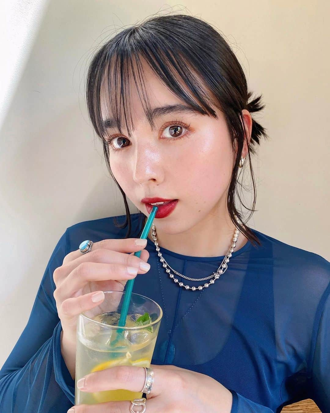 クレイトン愛のインスタグラム：「昨日行った山奥のカフェが、いつかこんなところに住んでみたい。。って思うような、理想の建物だった🏡💙 ・ たくさん光が差し込んで、 気の温もりと 緑が溢れる空間。 自然と優しい気持ちになれるような 場所だったな😊🌿 ・ ・ ・ #あいメイク #メイク #コスメ #ビューティー #ミネラルコスメ #ファッション  #コーデ #私服  #makeup #cosmetics #beauty #fashion #photo」