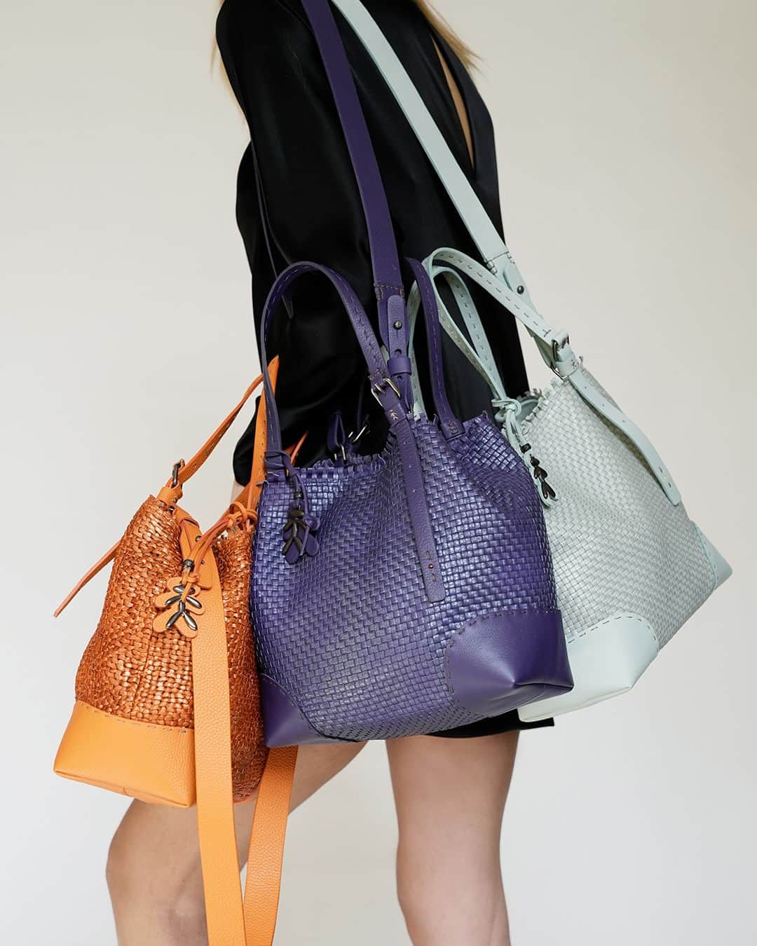 エンリーベグリンのインスタグラム：「Your perfect companion. The Daria bag mid-size in calfskin leather is a versatile accessory for urban and leisure time activities.  Shop now - Tap or click link in bio #HenryBeguelin #SS23 #instafashion #instastyle #womensfashion」