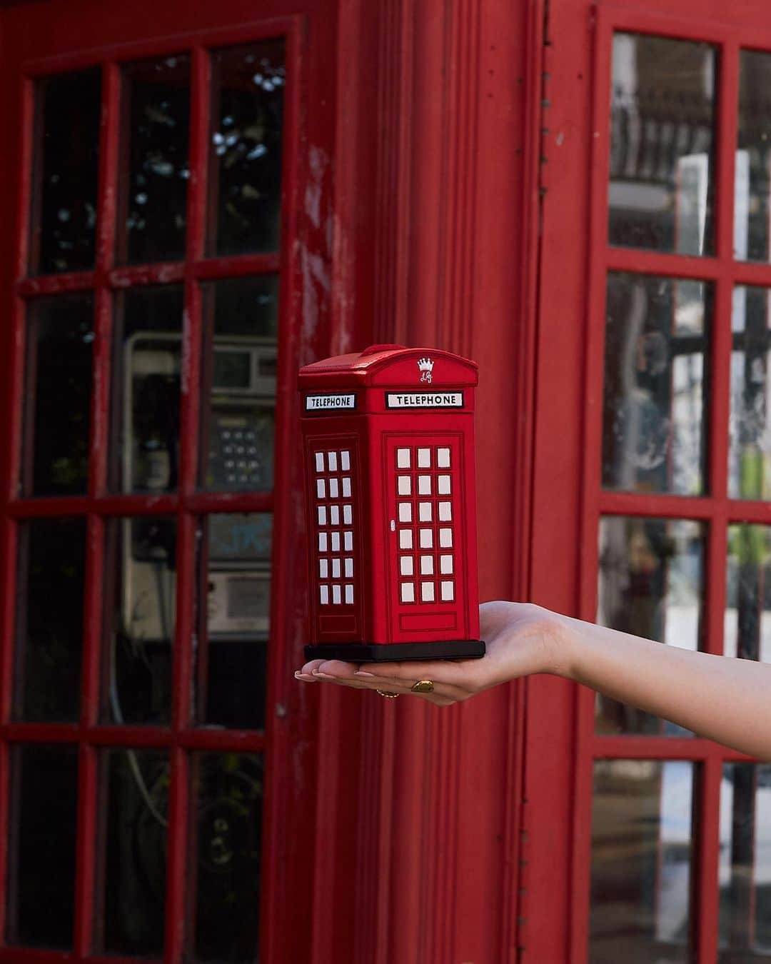 ルルギネスのインスタグラム：「Coronation ready, Lulu style! London's calling with our playful Phonebox clutch」