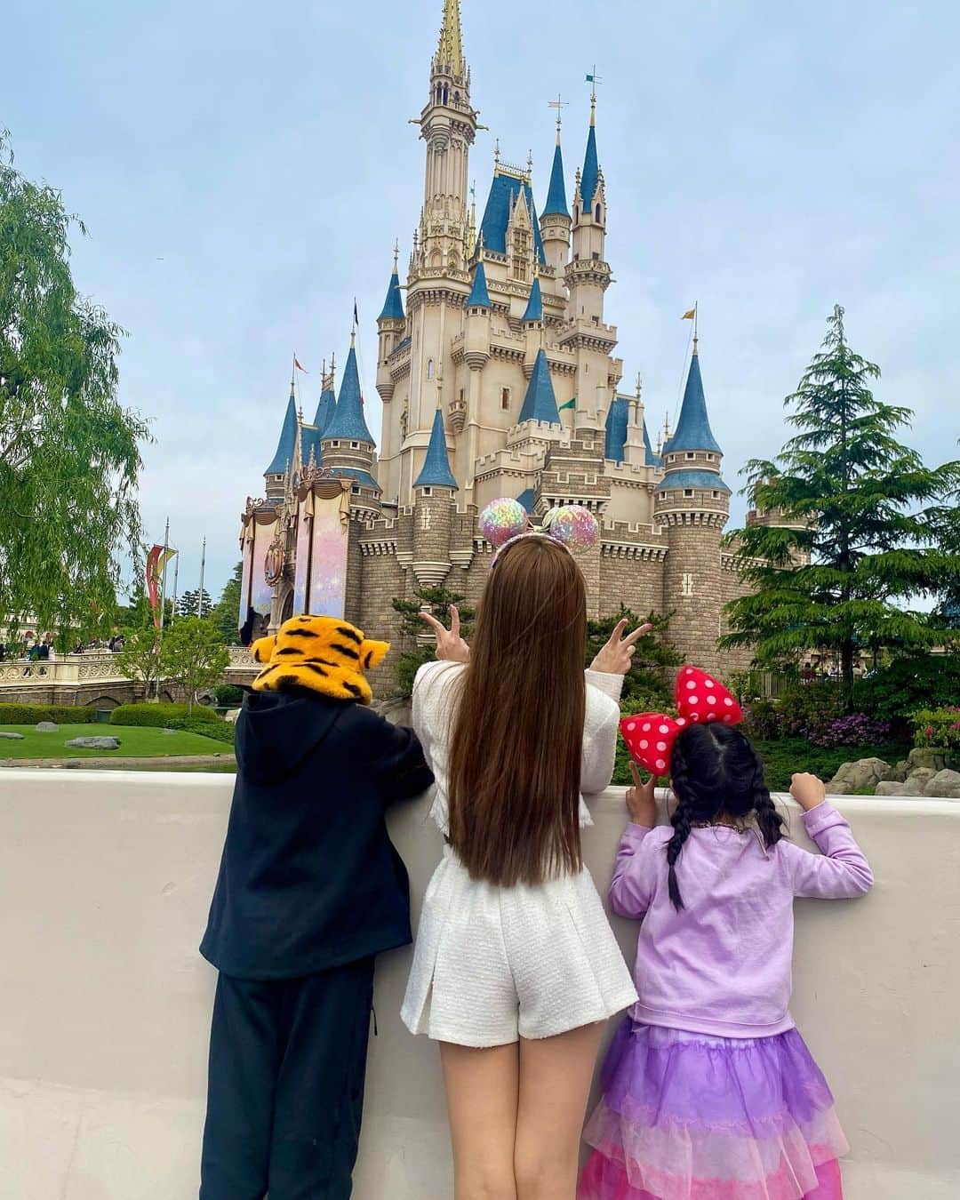 MARIKOのインスタグラム：「. . 🐭🏰🩷 写メがいっぱいありすぎて😶‍🌫️ . . . . . . . . . #思い出グラム  #ディズニーランド40周年」