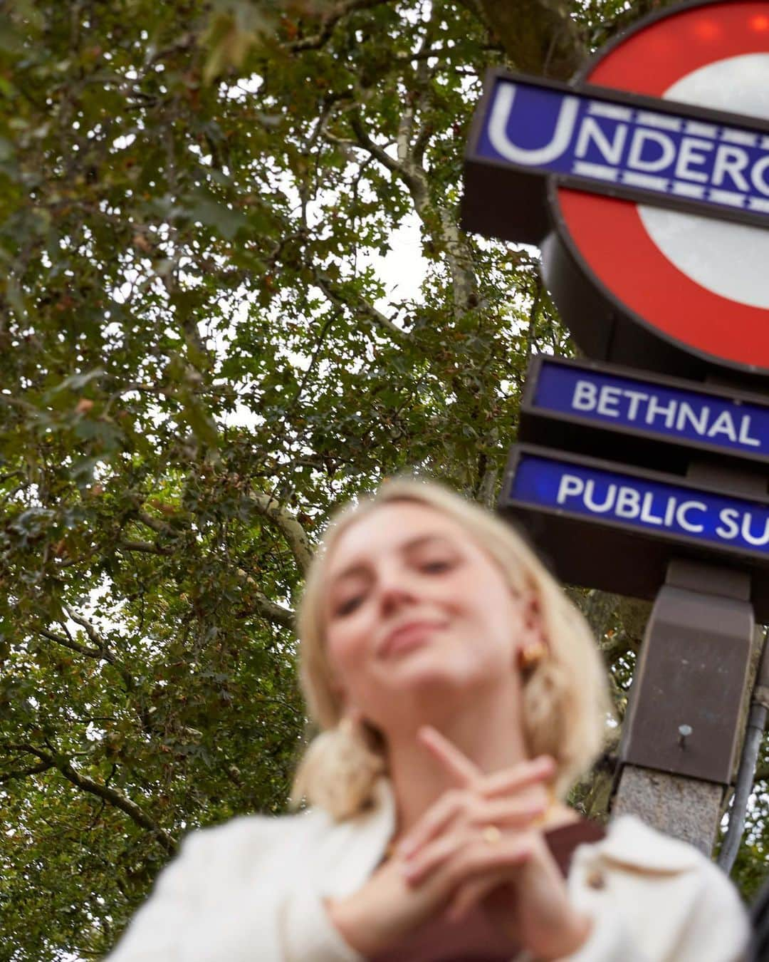 Estée Lalondeさんのインスタグラム写真 - (Estée LalondeInstagram)「All eyes are on London today, the city that never fails to inspire us ✨ Whatever you’re doing this long weekend, Do It In Daisy!」5月6日 16時42分 - esteelalonde