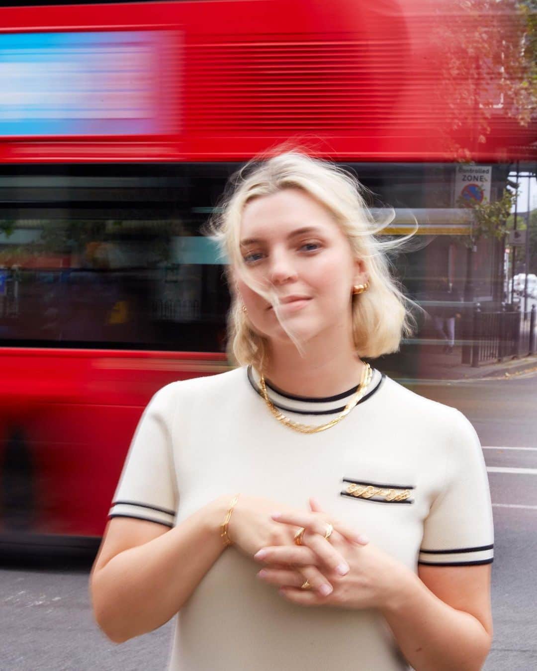 Estée Lalondeのインスタグラム：「All eyes are on London today, the city that never fails to inspire us ✨ Whatever you’re doing this long weekend, Do It In Daisy!」