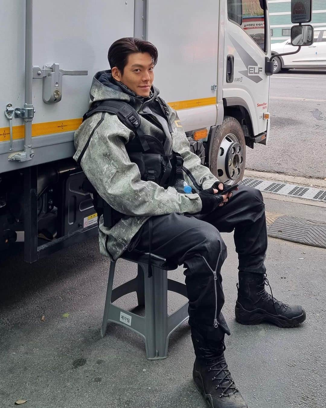 キム・ウビンさんのインスタグラム写真 - (キム・ウビンInstagram)「D-6 택배기사⚡️ @netflix @netflixkr #택배기사 #Blackknight」5月6日 16時43分 - ____kimwoobin