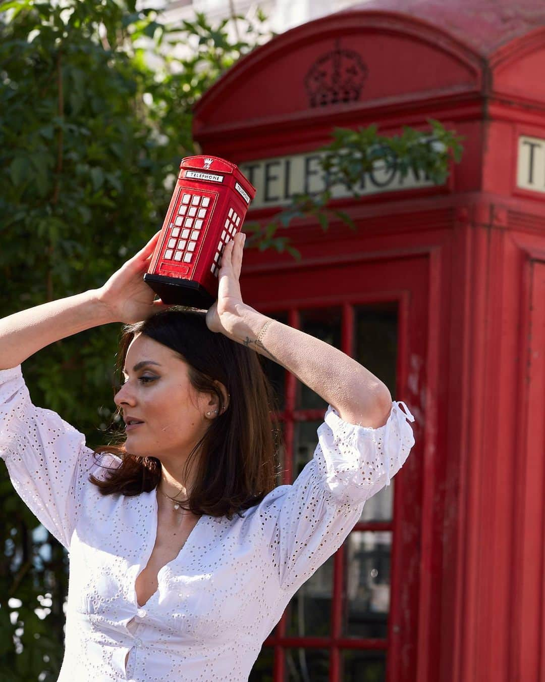 ルルギネスさんのインスタグラム写真 - (ルルギネスInstagram)「Coronation ready, Lulu style! London's calling with our playful Phonebox clutch」5月6日 16時44分 - lulu_guinness