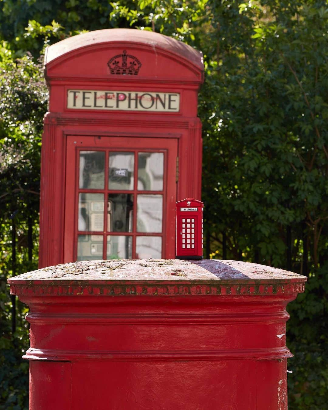 ルルギネスさんのインスタグラム写真 - (ルルギネスInstagram)「Coronation ready, Lulu style! London's calling with our playful Phonebox clutch」5月6日 16時44分 - lulu_guinness