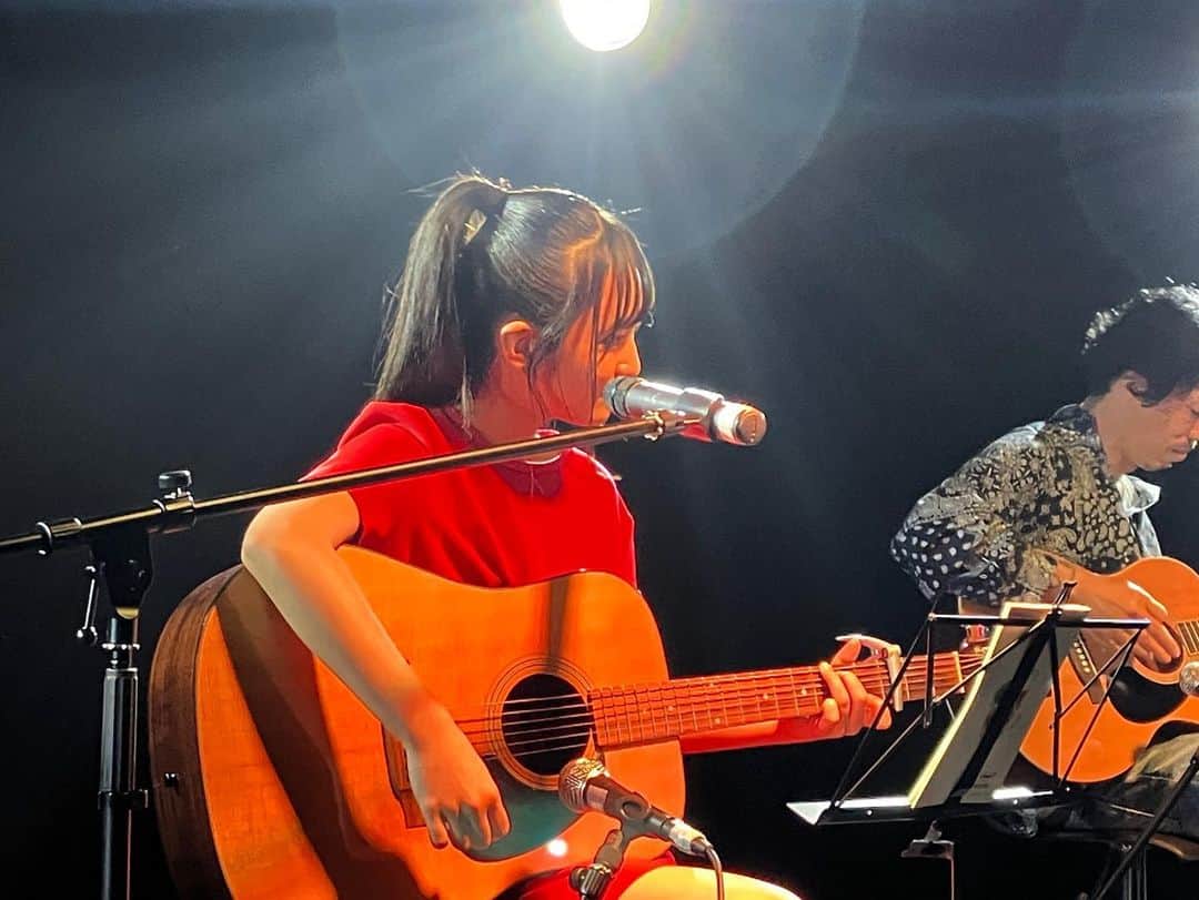 ８２１（ハニー）のインスタグラム：「『SOLO GIRL SPIRITS 』LIVE reportです。 本日、リコの初オリジナル曲をはじめて弾き語りました🎵 （タイトルはこれから決めます笑）  ➕CHE.R.RYと魔法の絨毯をやりましたよー。  次回は渋谷gee-geにて 5/8(月)、5/22(月) LIVE予定あります。  #リコ　#821honey #ギター弾き語り#アコギ　  Support @junchi_1102  @gee_ge.official」