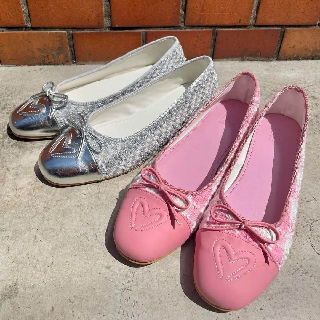 のインスタグラム：「🎀NEW IN🎀  ＊…tweed ballet shoes…＊ ¥12,490(tax in)  足元が華やかになる一足です✨  皆様のご来店心よりお待ちしております♡♡ @nadia_corazon」