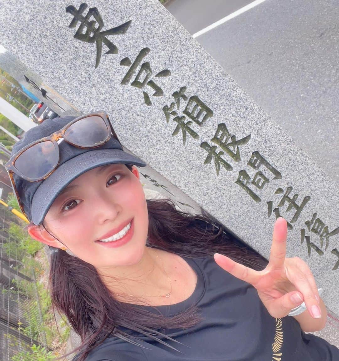 さーたんのインスタグラム：「* * * 箱根駅伝5区20.8kmのコース 走ってきました🏃‍♀️☀️  登りが苦手な私にはめちゃくちゃいい練習🔥 おばあちゃんスピード🥹笑 なのに下りになった瞬間3分台叩きだすw 差が激しい😂  走るまでは坂道恐怖だったけど 1週間前のトレランのおかげで 坂道での足の疲労感が全然違った🥹  ランニングってやればすぐ変化わかるし なにより終わった後のご飯が最強だから しんどくても頑張れる✊🏽  #マラソン #フルマラソン #ハーフマラソン #走る #ランニング #ラン #ランナー #サブ3 #サブエガ #マラソン女子 #ランニング女子 #ランニングウェア #トレイルランニング #ランニング部」