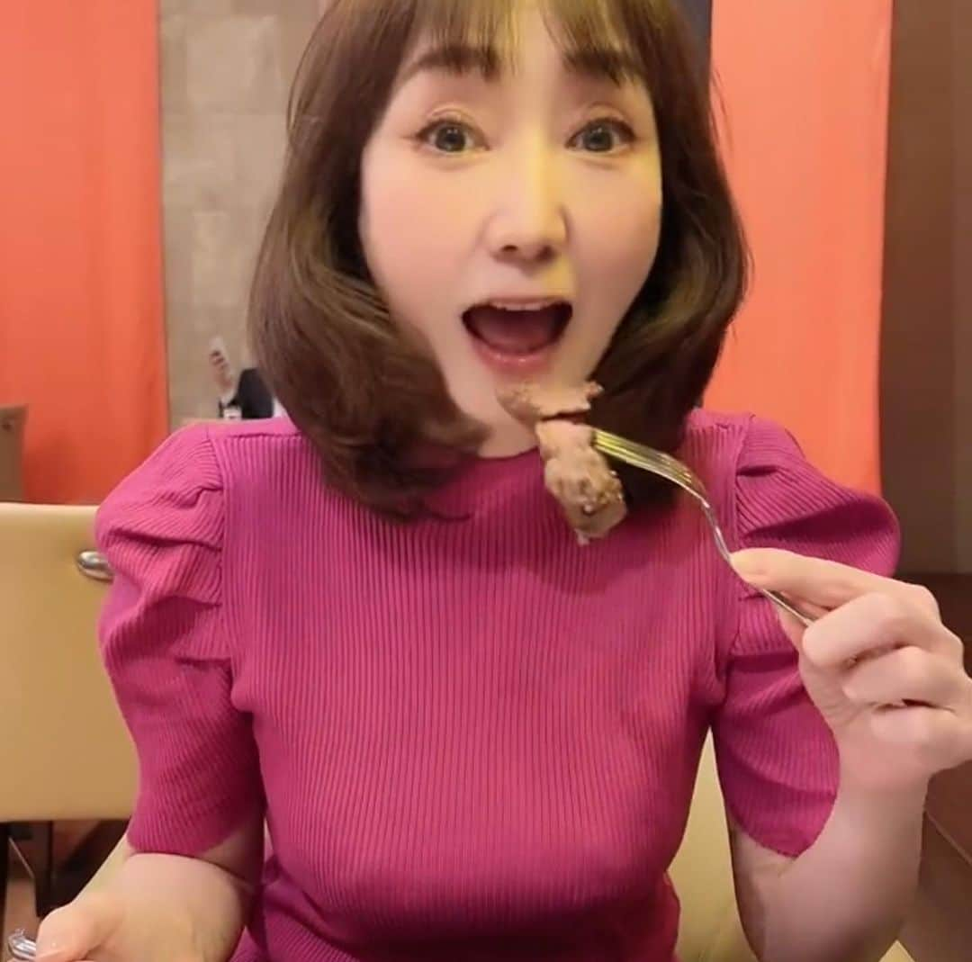 藤川奈々さんのインスタグラム写真 - (藤川奈々Instagram)「2900円（税込）でブランド肉、牛、豚の食べ放題がすごすぎる！やわやわな葡萄牛と梅里豚のグリルが食べ放題！税込2900円でいいの？！儲けあるの？！  ホテルウィングプレミアム東京四谷 1階イタリアンレストラン『bistro W』（ビストロ ダブリュー）  6月4日（日）まで！！月曜日のディナーはお休み。  1皿目は2種盛り合わせ（葡萄牛のグリル 150g、梅里豚のグリル 100g）で出てきます。  2皿目からはオーダー表に書いて提出。フライドポテトもたっぷり付いてきます♪  2皿で満腹！！平均2皿だそうです。3皿食べる女性も！「2日連続で来ました」という女性も。2日連続で食べたくなってしまう美味しさ♪  イタリアを巡るソースバー（9種類）で味変して頂くお肉は贅沢極まりない♪  ソースは、アラビアータ、レモンソース、バルサミコ、クアトロチーズ、黒トリュフ、ジェノベーゼ、、、  アラビアータ、ジェノベーゼ、チーズフォンデュ、黒胡椒、リピートしたい♪  ＋300円でTKG、卵かけごはんも必須！卵かけごはんにステーキソースをかけて、お肉をくぐらせます！こ、こ、これは～～～凄！  1,500円（税込）で2時間飲み放題！スパークリングワインも頂けて満足満足♪  ブランド肉食べ放題2900円＋飲み放題1500円＝4400円  すごーいヽ(^o^)丿  追加オーダーで、人気ナンバーワン『ブッラータチーズとろける究極の炙りミートソースタリアテッレ』も頂きました♪お席でバーナーでチーズを焼いてくれます！これは絶対に食べなあかんやつや！  昨年、宿泊した際、朝食の一番人気『幸せのフレンチトースト』もめちゃくちゃ美味しかったですが、それもそのはず！  シェフの安孫子さんは、イタリアナポリの星付きレストランで修業した方なのでした！どれもめちゃくちゃ美味しいのです♪イケメンですし♪  店長の蓼原（たではら）さん、ホールの向田（むかいだ）さんのホスピタリティが素晴らしい♪  デニーズ千葉祐光店の鈴木さん、こちらの蓼原さん、向田さんがホスピタリティトップ３です♪  2900円（税込）でブランド肉、牛、豚の食べ放題、6月4日（日）までにまた絶対に行きたい♪  ブッラータチーズとろける究極の炙りミートソースタリアテッレも食べたい♪  〒160-0004 東京都新宿区四谷３丁目１４−１ 03-5360-1078  じゃらん 東京の遊び・体験スポット堂々の１位♪️  TikTok @nanayakko  #食べ放題 #ステーキ #ホテル #美味しい料理 #四谷ディナー #うまし #グルメ紹介 #四谷三丁目 #四谷三丁目グルメ #四谷グルメ #新宿グルメ #フード #東京グルメ #美味しいお店 #イタリアン #四谷三丁目ランチ #四谷三丁目ディナー #グルメ #ディナー #おすすめスポット #foods #japanesefoods #instacook #yummy #foodsforthought #foodstagramming #Japanesefood #japan #tokyo」5月6日 16時54分 - nanayakko