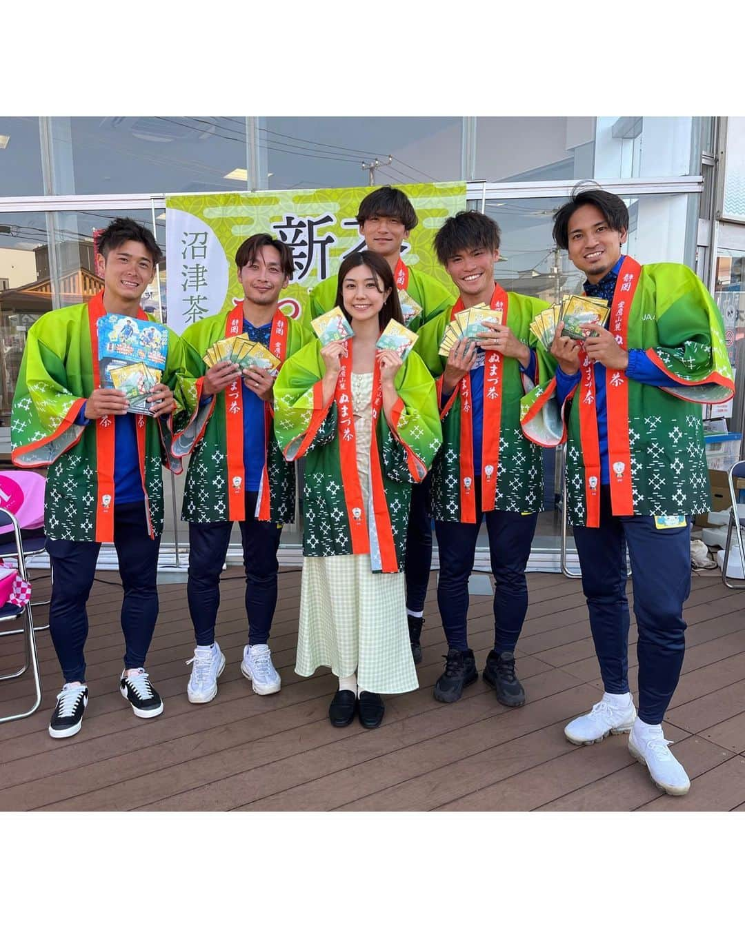 藤木由貴さんのインスタグラム写真 - (藤木由貴Instagram)「先日、沼津みなと新鮮館で開催された"沼津茶愛飲運動" に参加させて頂きました✨ GW中来て下さった皆様、ありがとうございました！ . そしてこの度 『 沼津茶応援大使 』に任命して頂きました。 まずは地元沼津から、市民の皆さんと一緒に沼津茶を愛飲しお茶の名産ぬまづとして沢山の方にお茶を飲む週間、美味しい沼津茶が広まっていくといいなと思います🍃 同じく沼津茶応援大使にはアスルクラロ沼津の皆さんも任命されています✨☺️ . 昨年初めて茶摘みも体験し、新茶として毎年楽しめるお茶文化を色々と私も勉強しながら知ってもらえたらと思います。 今年の新茶は、甘味がありまろやかでとても飲みやすいです！ 私はさっそく急須探しにいきたいと思います♪ . 皆さま、よろしくお願いします🙇‍♀️ . #沼津茶 #お茶 #ぬまづ #numazu #静岡 #shizuoka #アスルクラロ沼津 の皆様 #藤木由貴」5月6日 16時55分 - yuki.grm