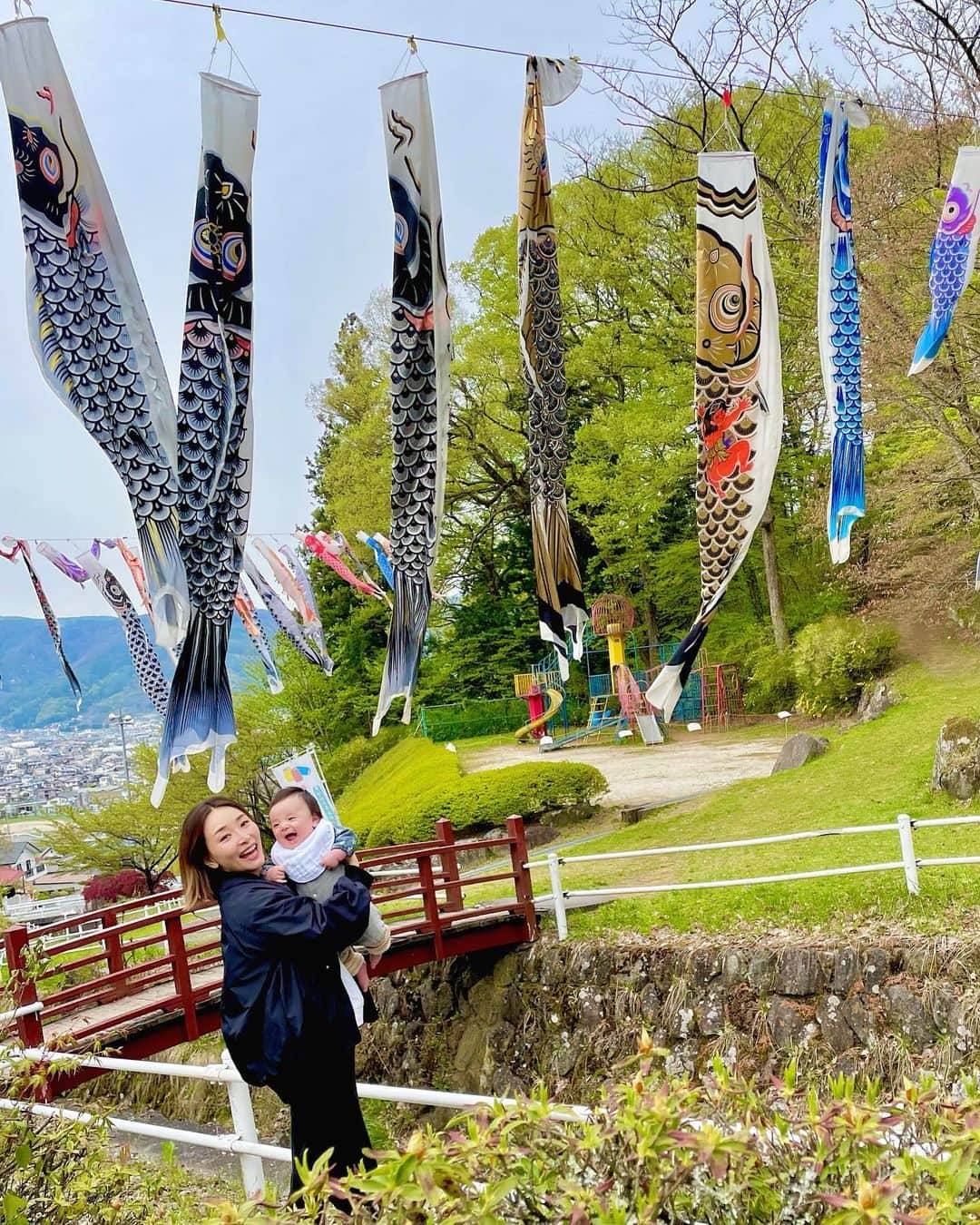 佐々木あさひさんのインスタグラム写真 - (佐々木あさひInstagram)「去年は2人だった西山公園へ今年は3人で行けてとっても嬉しかった！ 気持ちよさそうに泳ぐ鯉のぼりが圧巻なのです🎏  #こどもの日#初節句#鯉のぼり」5月6日 16時57分 - asahisasaki