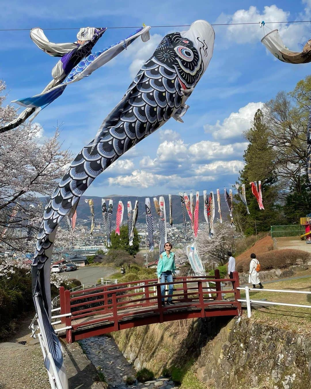 佐々木あさひさんのインスタグラム写真 - (佐々木あさひInstagram)「去年は2人だった西山公園へ今年は3人で行けてとっても嬉しかった！ 気持ちよさそうに泳ぐ鯉のぼりが圧巻なのです🎏  #こどもの日#初節句#鯉のぼり」5月6日 16時57分 - asahisasaki