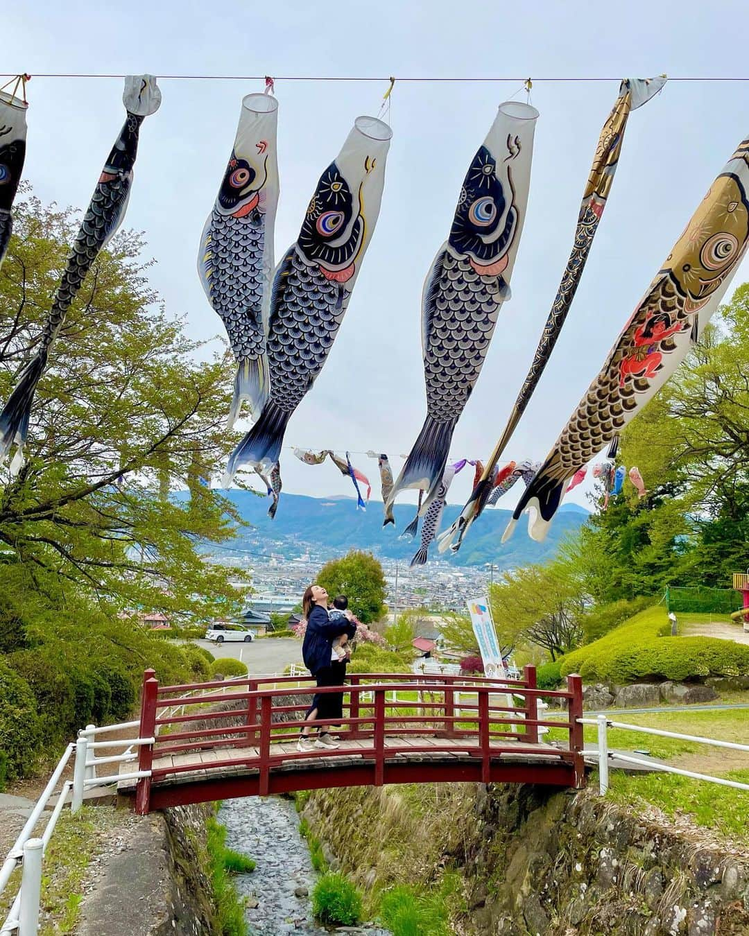 佐々木あさひさんのインスタグラム写真 - (佐々木あさひInstagram)「去年は2人だった西山公園へ今年は3人で行けてとっても嬉しかった！ 気持ちよさそうに泳ぐ鯉のぼりが圧巻なのです🎏  #こどもの日#初節句#鯉のぼり」5月6日 16時57分 - asahisasaki