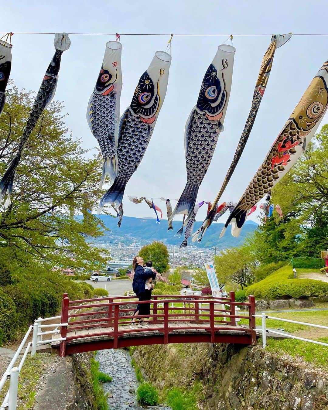 佐々木あさひのインスタグラム：「去年は2人だった西山公園へ今年は3人で行けてとっても嬉しかった！ 気持ちよさそうに泳ぐ鯉のぼりが圧巻なのです🎏  #こどもの日#初節句#鯉のぼり」