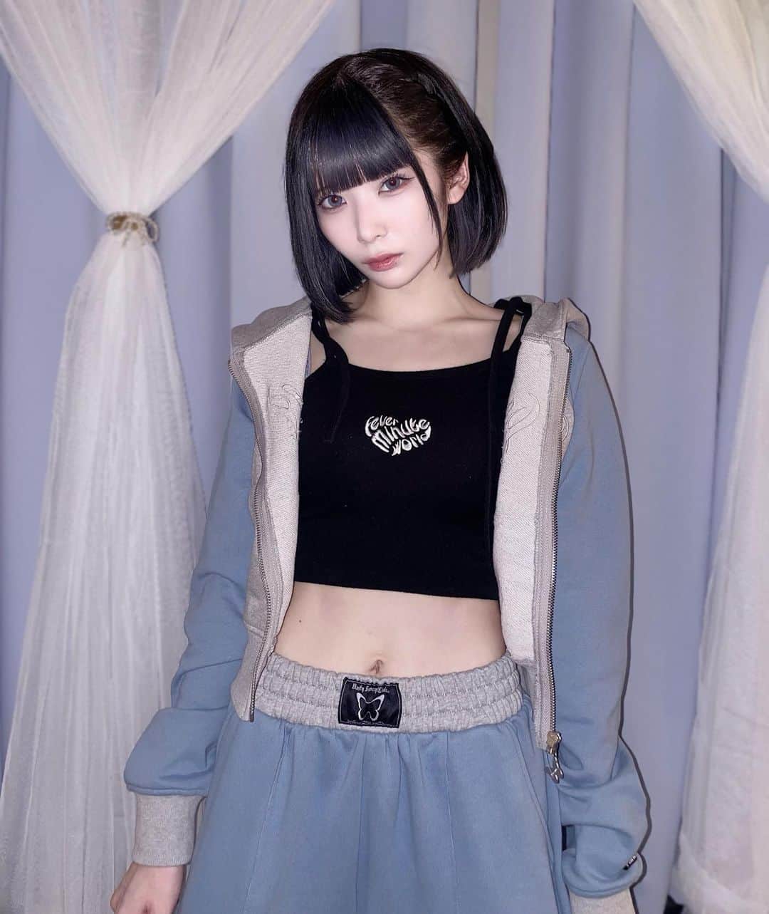 パン・ルナリーフィのインスタグラム：「さんきろやせてみた  ・  ・  ・  ・   #bluehair #ヘアカラー #ヘアアレンジ #アイドルヘア  #地雷 #量産型 #アイドル #派手髪  #水色#メイク #純欲メイク #l4l #instagood #毎日メイク #ootd #ジラジョ #キャンマジ  #f4f #kawaiigoth  #cosplay #cosplayer #衣装 #青髪 #bluehair #메이크업 #化妆」