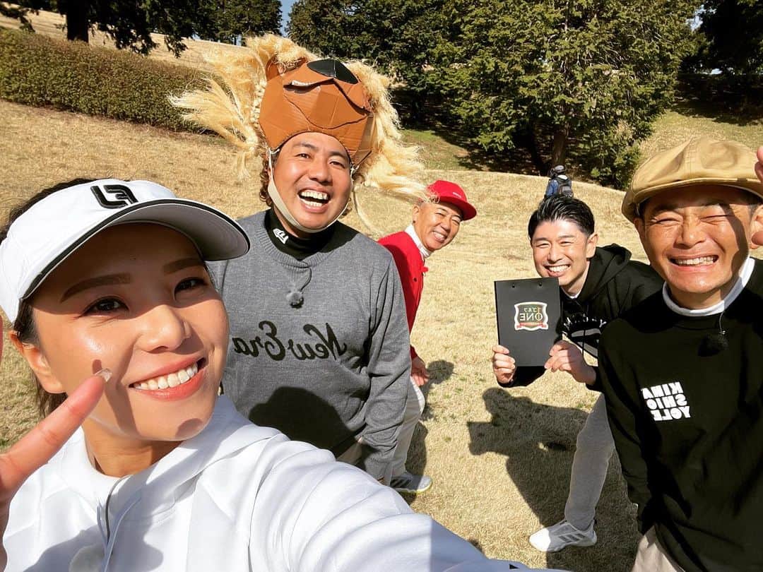 のインスタグラム：「始まっています！  17時〜BS-TBSで「ゴルフONE」⛳️  ゴルフに本気の大西ライオンさんに  ゴルフ&トークで迫る ココリコ・遠藤さん&ゴルゴ松本さんの先輩2人！  大千葉カントリークラブ・大好き芸人 中盤戦🏌️‍♂️  是非ご覧ください📺  私は秋山真凛さんとMCでございます🎤  以下公式から↓↓↓  今回も大千葉カントリー倶楽部を愛する芸能界屈指の実力者たちによる、「大千葉カントリー倶楽部大好き芸人対決」！ 前回はプロ級の腕前を持つ大西ライオンさんが見事なスイングでドラコンを獲得すると、ワンオンチャレンジとなる3番パー4で見事ワンオンに成功！一気に先輩2人を突き放しリードを広げてみせた。 今回はニアピンホールを含む3ホールを放送。過去に遠藤さんがホールインワンを出したことがあるという4番パー3で、宣言通りの見事なスーパーショット！ お祭り男のゴルゴさんも負けじと見せるスーパープレー！ プロ級の実力を持つ大西ライオンを止めるべく先輩2人が躍動。 獲得ポイントが大きく動く見逃せない中盤戦。 この戦いを制し、賞金を手にするのは果たして！？  #ゴルフone #BSTBS #ゴルフone賞金総取りバトル #土曜日 #17時 #ゴルフ #ゴルフ芸人 #mc #秋山真凛さん #髙橋大輔 #高橋大輔」