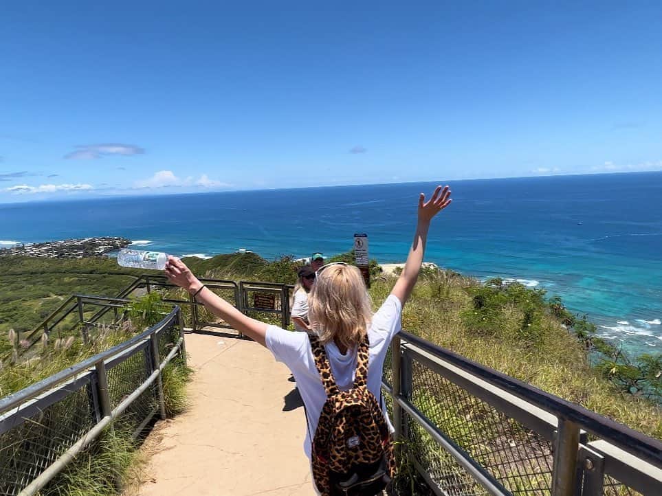 杏さゆりさんのインスタグラム写真 - (杏さゆりInstagram)「Hawaii思い出投稿🌺 ダイヤモンドベッド登りました🤙✨ 子供でも登れるくらいのハイキング✨ 良い汗かいた☺️ . Hawaii memory post 🌺 I climbed the diamond bed🤙✨ Hiking that even children can climb ✨ I got a good sweat ☺️ . #Hawaii #ハワイ #girlstrip #女子旅 #杏さゆり #SayuriAnzu」5月6日 17時11分 - anzu_sayuri_official