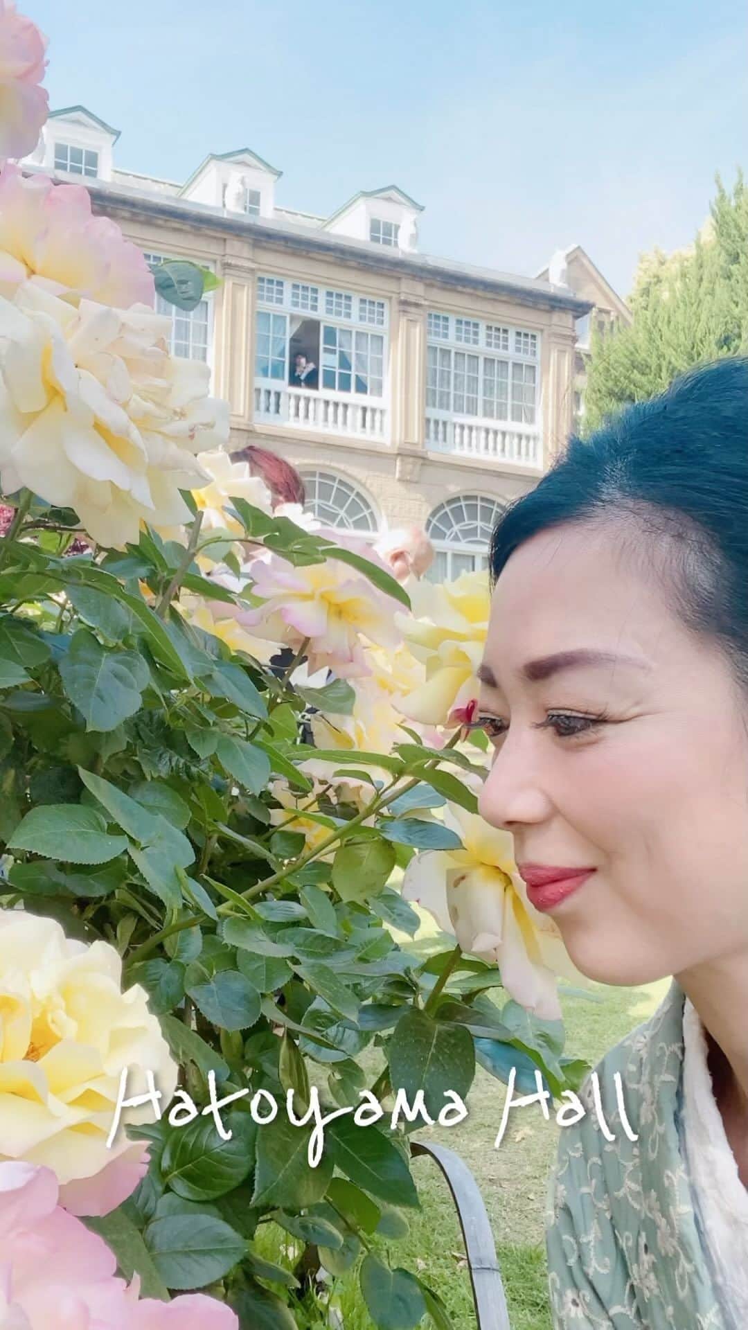 小柳津真由美のインスタグラム：「鳩山会館の薔薇のお庭が見頃を迎えています お着物を着てお邪魔してきました  #鳩山会館 #薔薇のお庭 #着物 #kimono #小柳津真由美 #着物でお出かけ  #薔薇の季節」