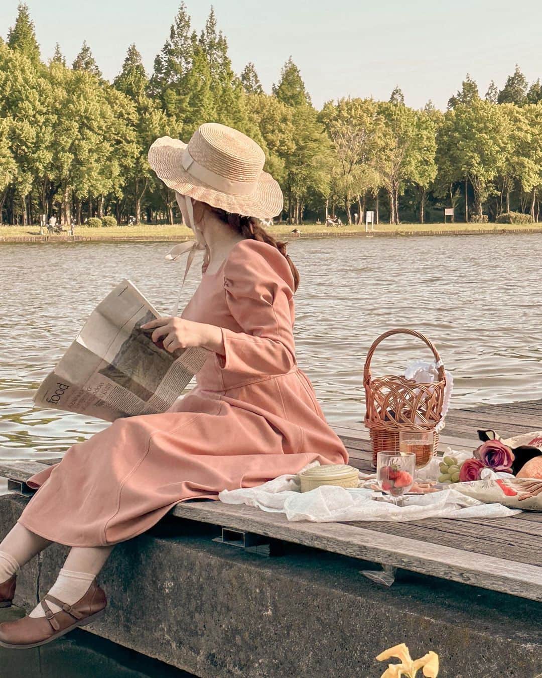のインスタグラム：「Chill time🦢  お気に入りのものを持ちよって。 BGMは波の音🫧  #mimiピクニック  #ピクニックランチ #ピクニックコーデ #ピクニックバスケット #ピクニック日和 #おでかけコーデ #湖畔ピクニック #カンカン帽 #tokyophotography #公園コーデ」